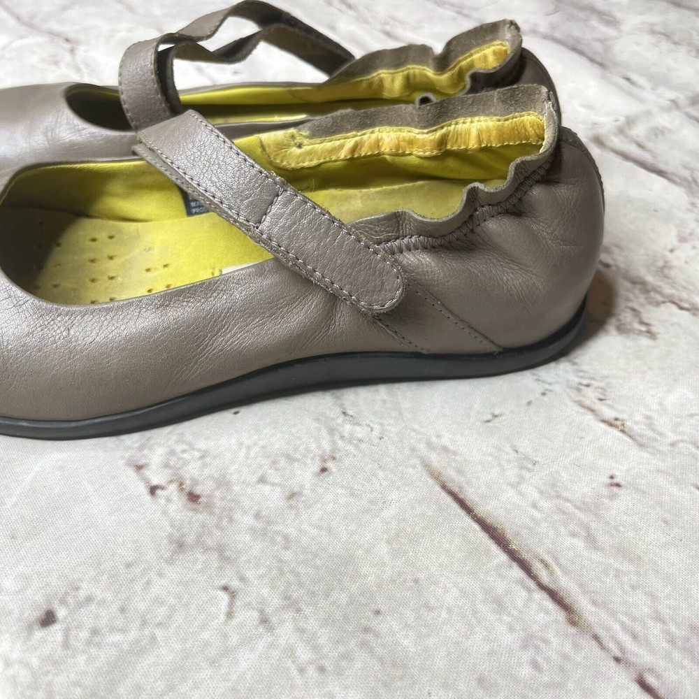 Tsubo Shoes Tsubo Light Gray Leather Mary Jane Ballet Flat - Picture 6 of 8